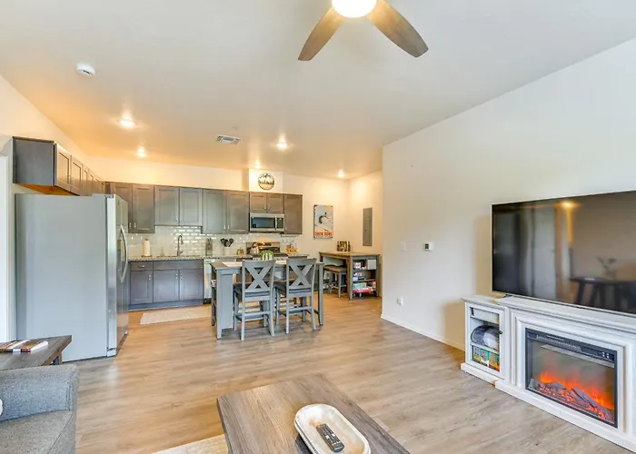 Holiday home 2 Mi To Dtwn & Nau: W/ Patio!